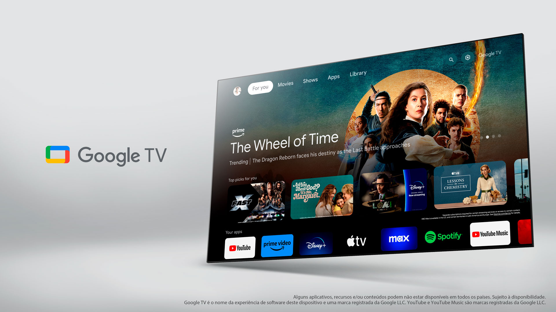 A imagem mostra a TV C450N com o aplicativo Google TV disponível, destacando a funcionalidade
